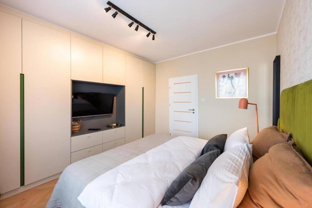 Eclectic City Apartment Near Old Town Варшава Екстер'єр фото